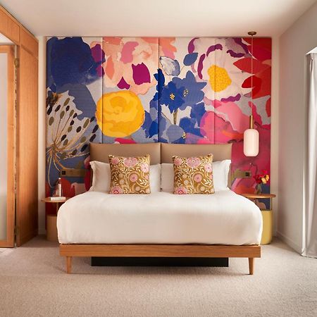 The Botree - Preferred Hotels And Resorts London Ngoại thất bức ảnh A bedroom at the London Edition