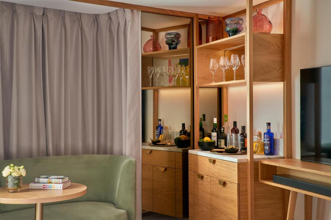 The Botree - Preferred Hotels And Resorts London Ngoại thất bức ảnh A wet bar in a hotel room
