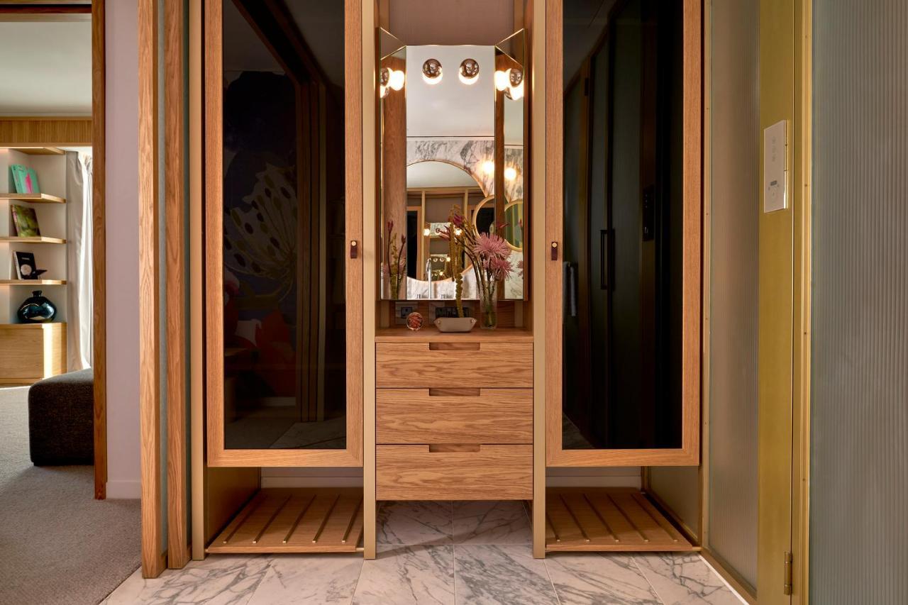 The Botree - Preferred Hotels And Resorts London Ngoại thất bức ảnh A walk-in wardrobe