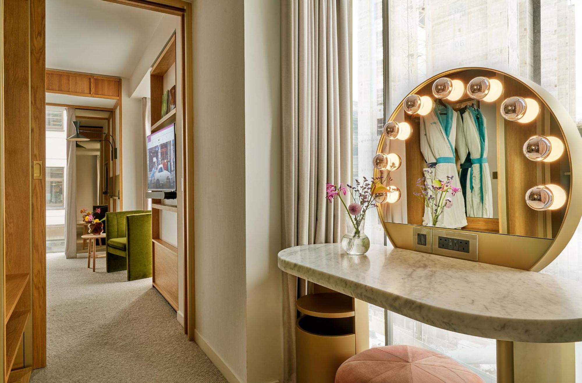 The Botree - Preferred Hotels And Resorts London Ngoại thất bức ảnh A suite at The Standard London