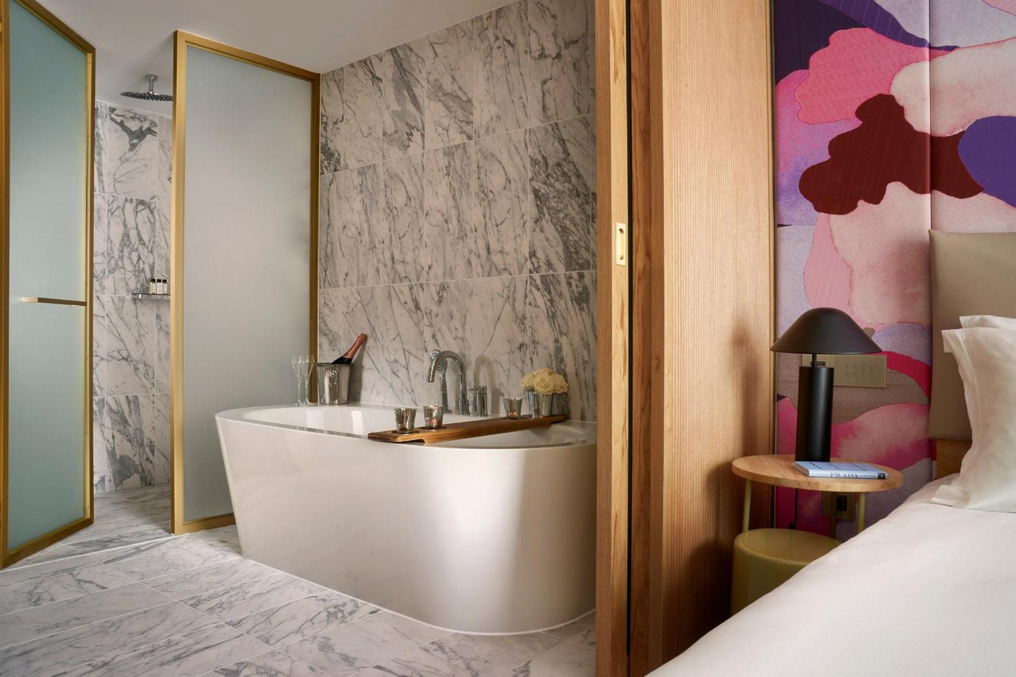 The Botree - Preferred Hotels And Resorts London Ngoại thất bức ảnh A bathroom at The Standard East Village